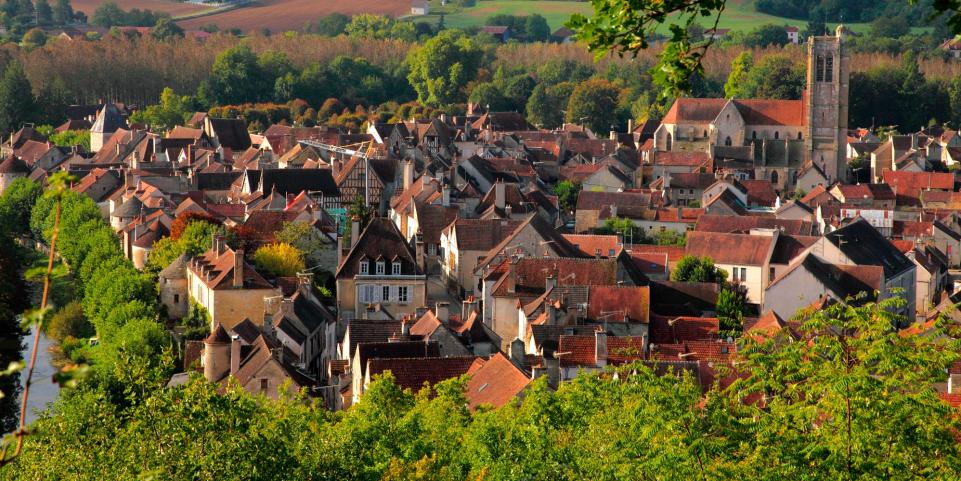 Vue panoramique sur les toits de Noyers-sur-Serein