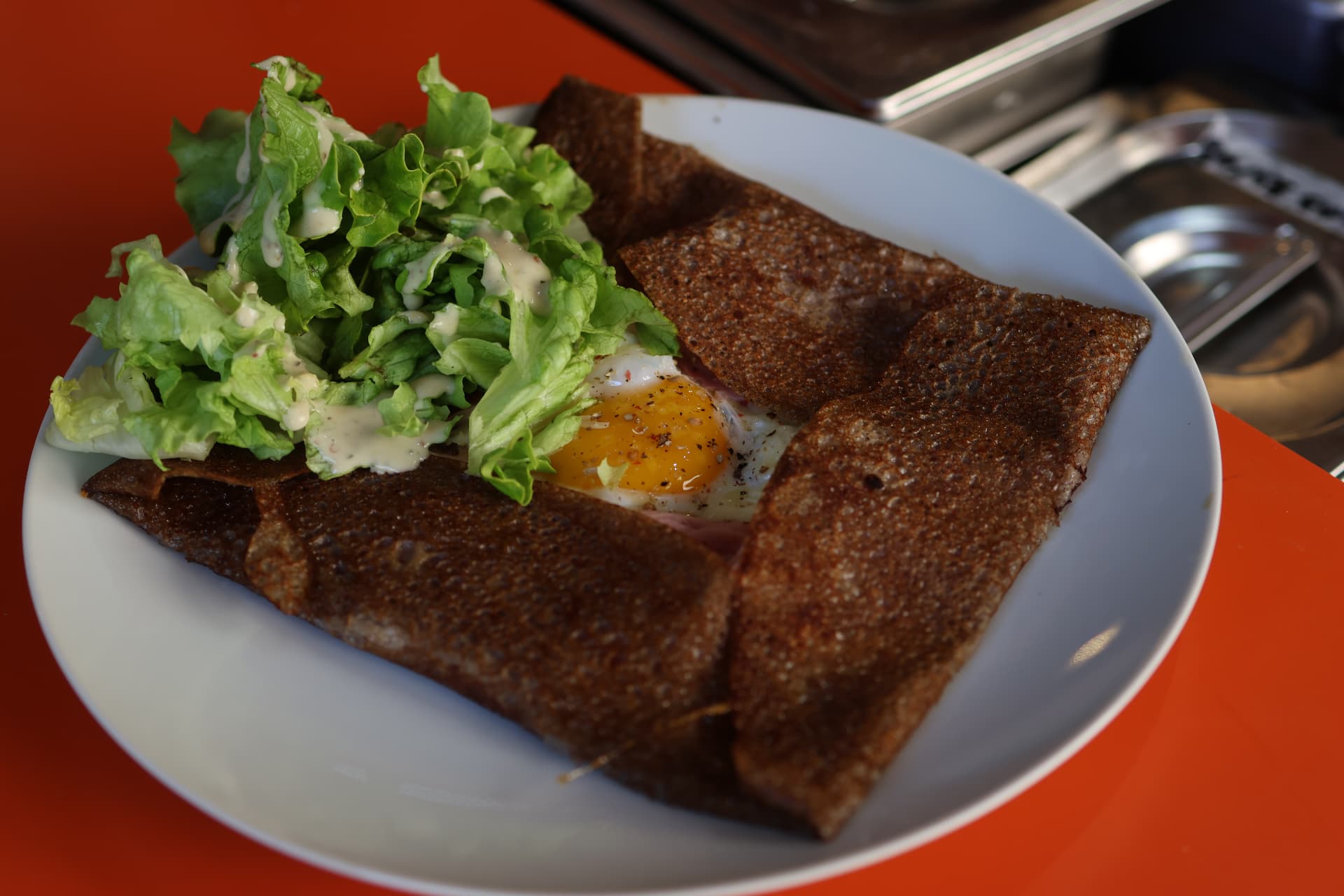 Galette œuf jambon fromage servie en terrasse