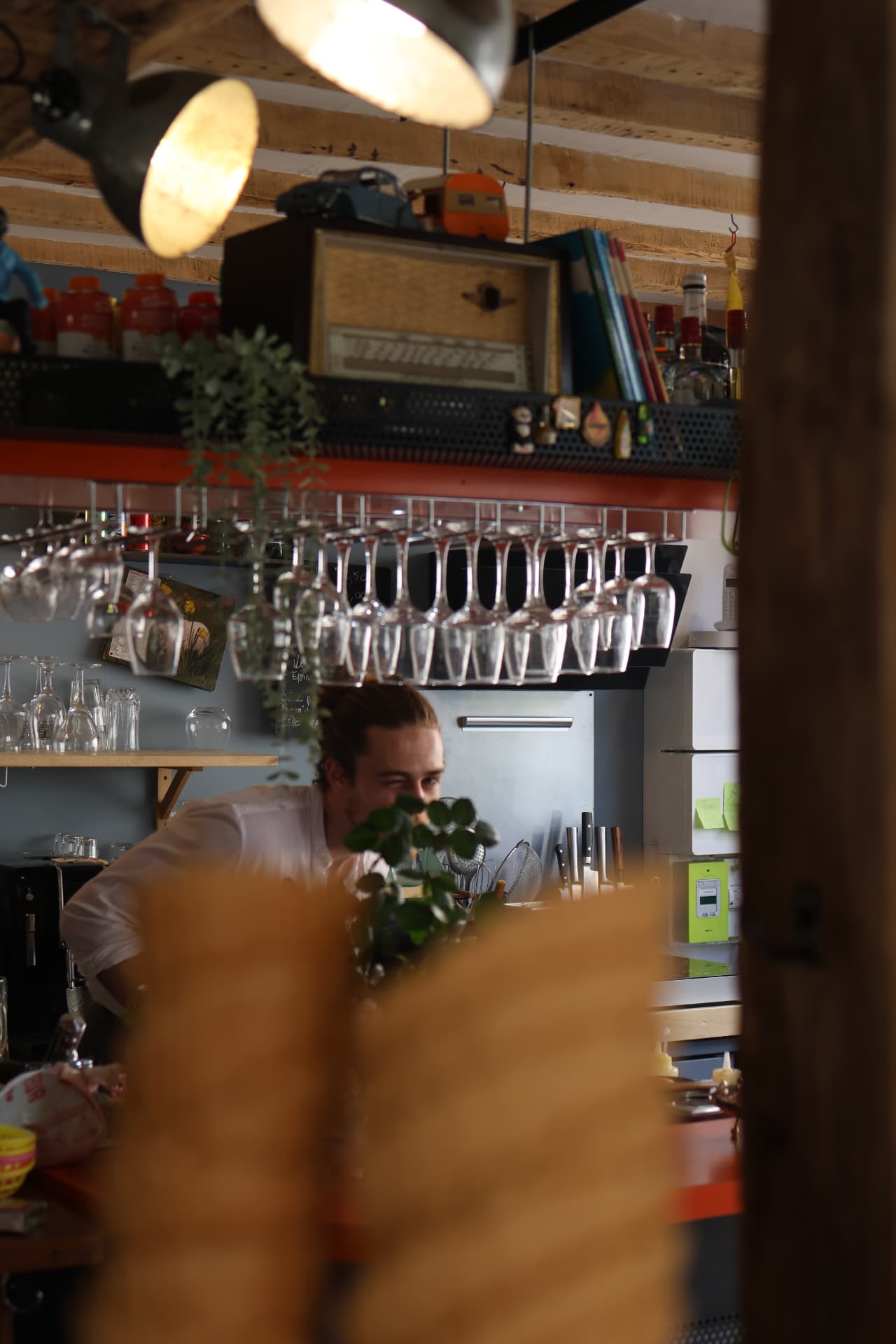 Le bar de La Goguette et son crêpier