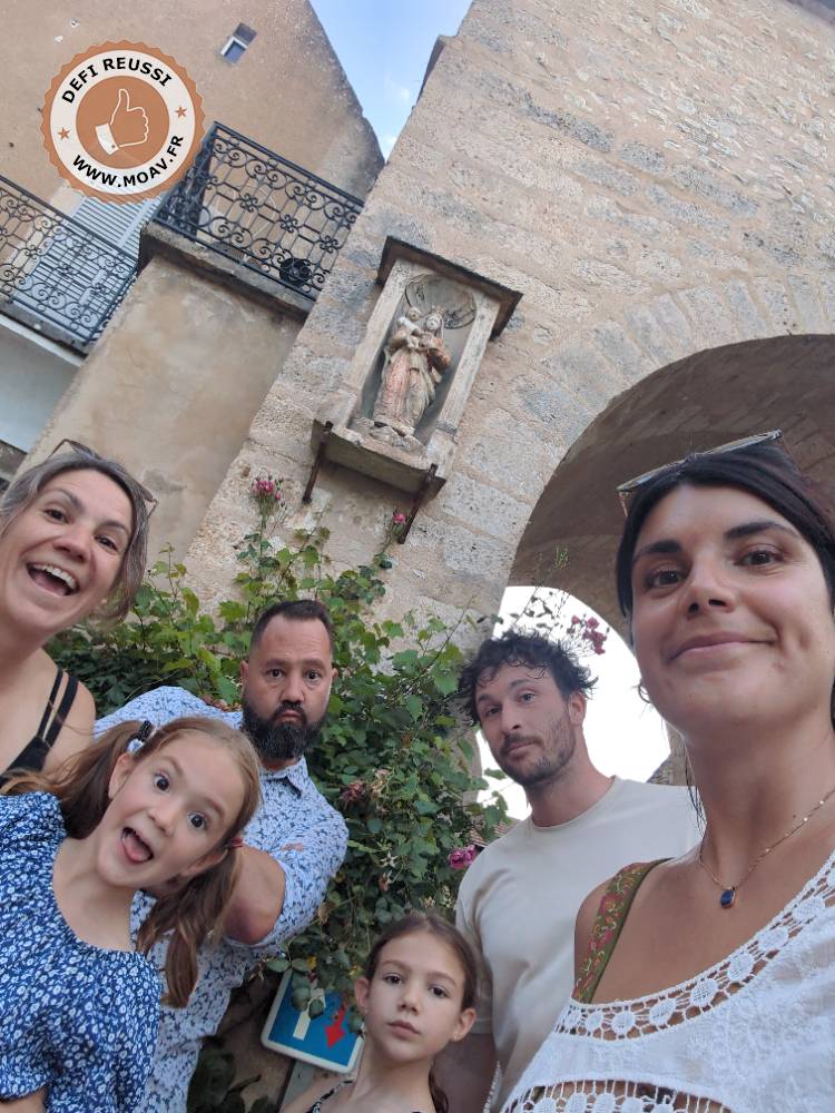 Famille en selfie devant une statue de la Porte Peinte