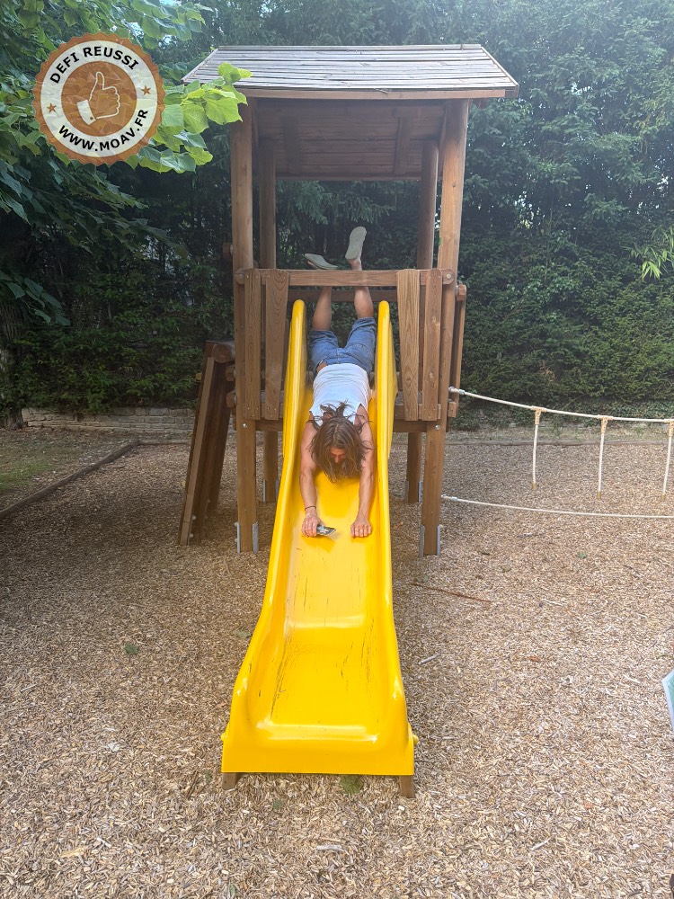 Joueur dévalant le toboggan — défi réussi