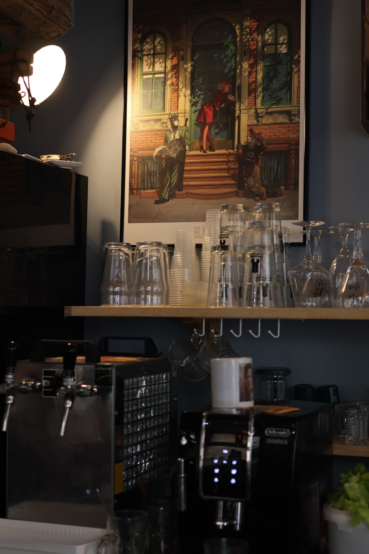 Le comptoir et les verres du bar de La Goguette