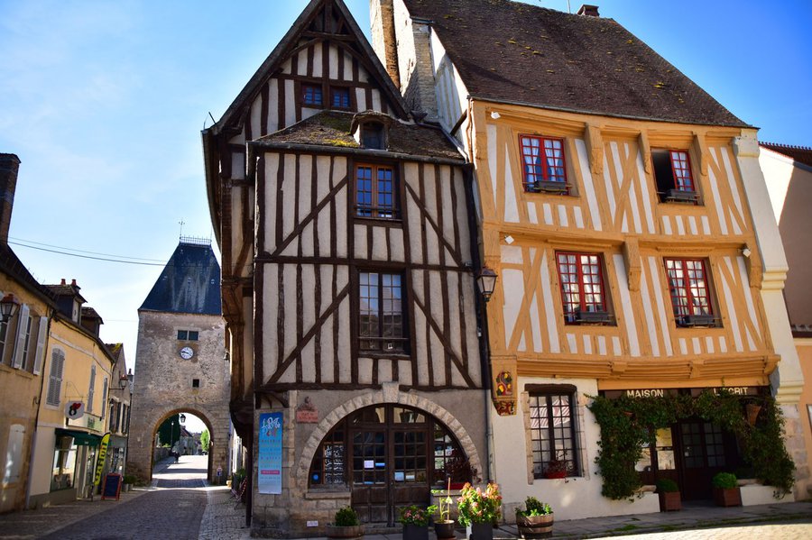 Village médiéval de Noyers-sur-Serein la nuit, lanternes allumées