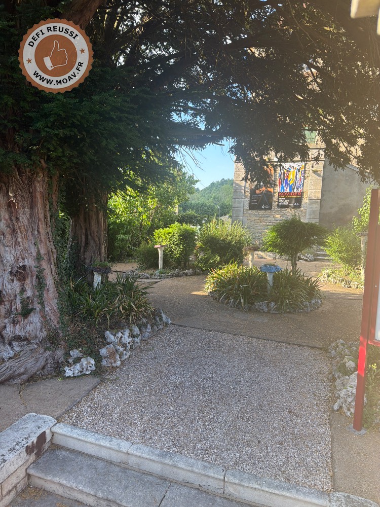 Jardin ombragé et façade médiévale au soleil