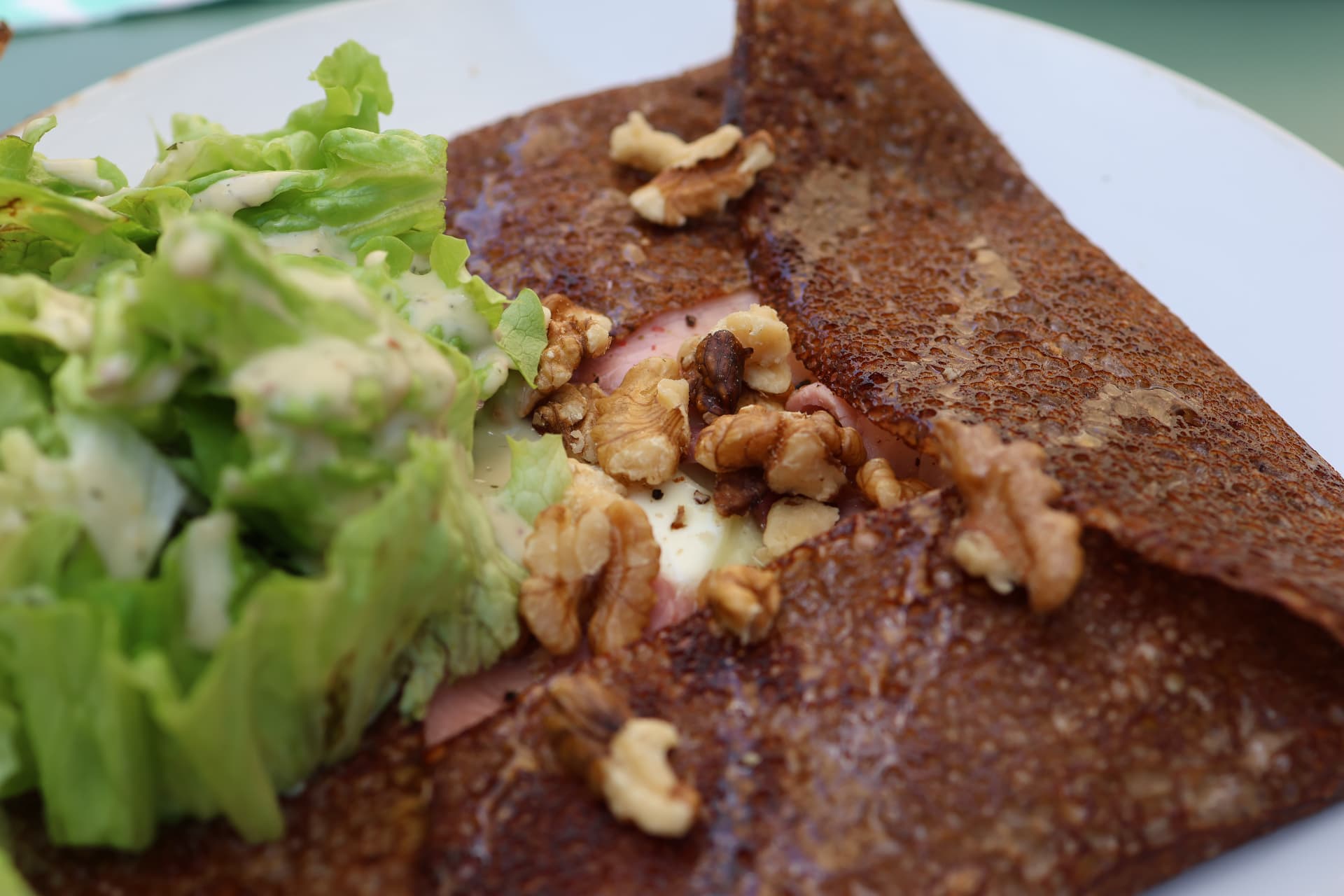 Galette complète aux noix et salade
