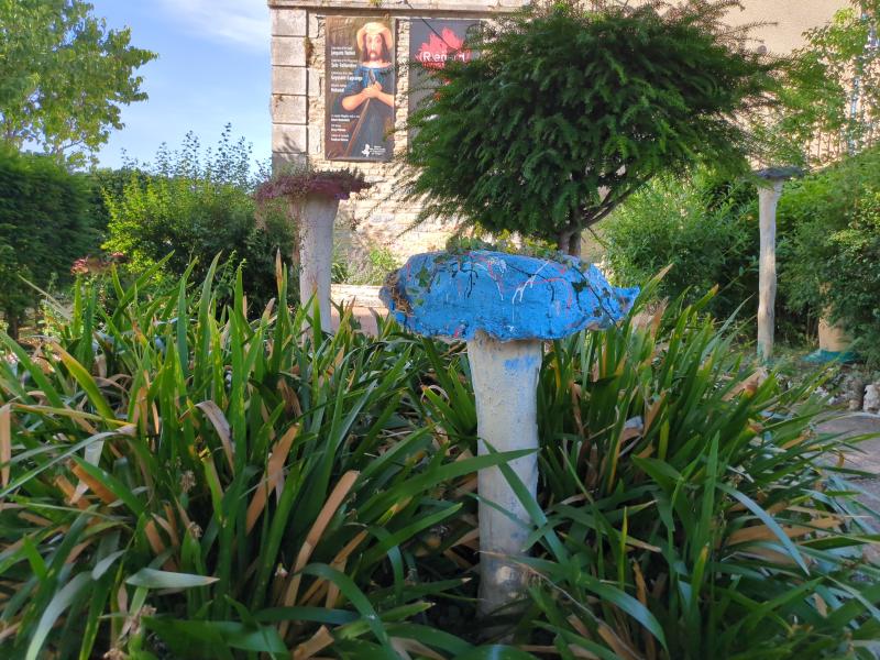 Champignon bleu sculpté dans un jardin de Noyers-sur-Serein